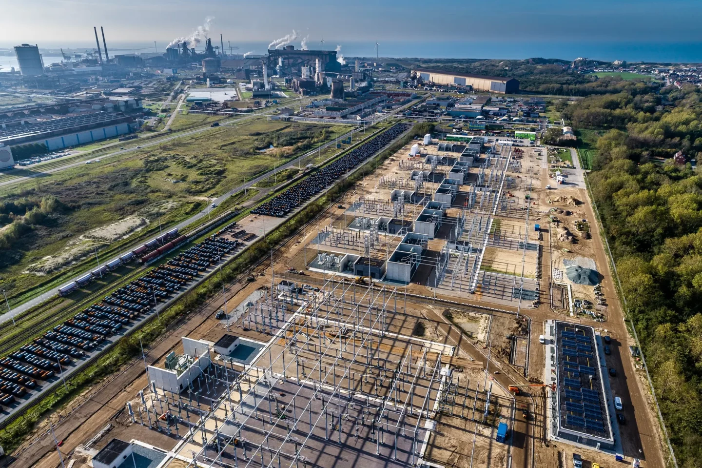 Luchtfoto van de bouw van het converterstation op de Maasvlakte
